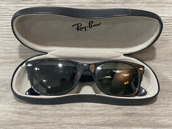 Ray-Ban Other - Ray-Ban RB2132 New Wayfarer 901 52-18 Black G15 Sunglasses Italy w/ Case
